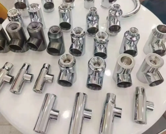 Surface treatment improving corrosion resistance of stainless steel metal components