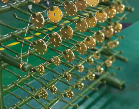 υπηρεσίες επιχρυσωμένης μεταλλικής επένδυσης για ηλεκτρονικούς συνδετήρες