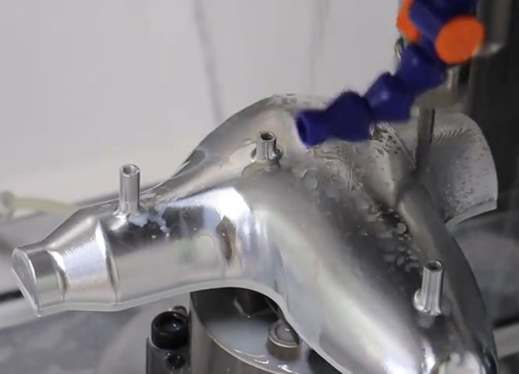 ماكينة طحن CNC عالية الدقة تنتج قطع معدنية ذات دقة عالية