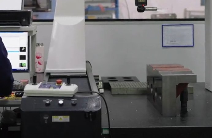 آلة قياس الإحداثيات (CMM) لفحص دقة أبعاد الأجزاء المصنعة باستخدام آلات CNC في مختبر مراقبة الجودة
